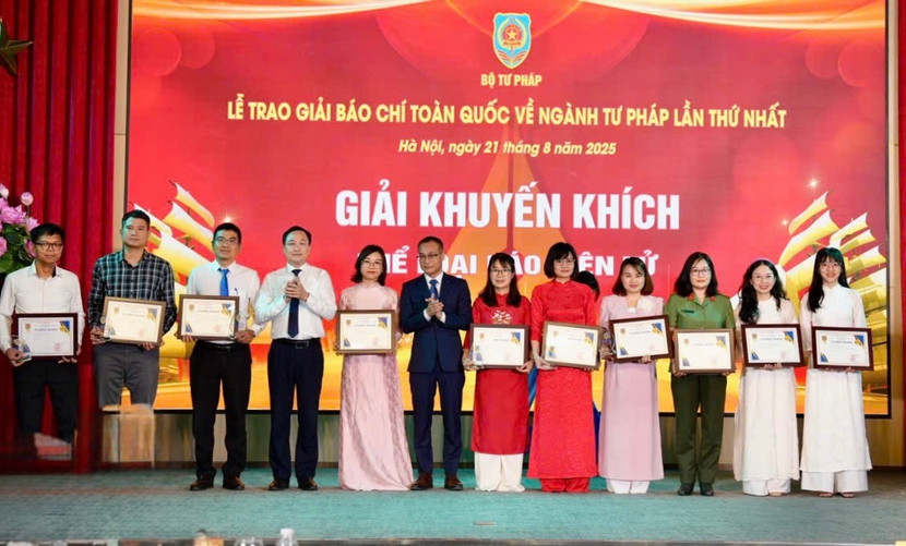 Tác giả Huệ Anh - Phóng viên An ninh Thủ đô đã vinh dự đạt giải Khuyến khích cho loạt bài 4 kỳ: "Số hóa dữ liệu hộ tịch - bước đi chiến lược trong hành trình chuyển đổi số quốc gia"