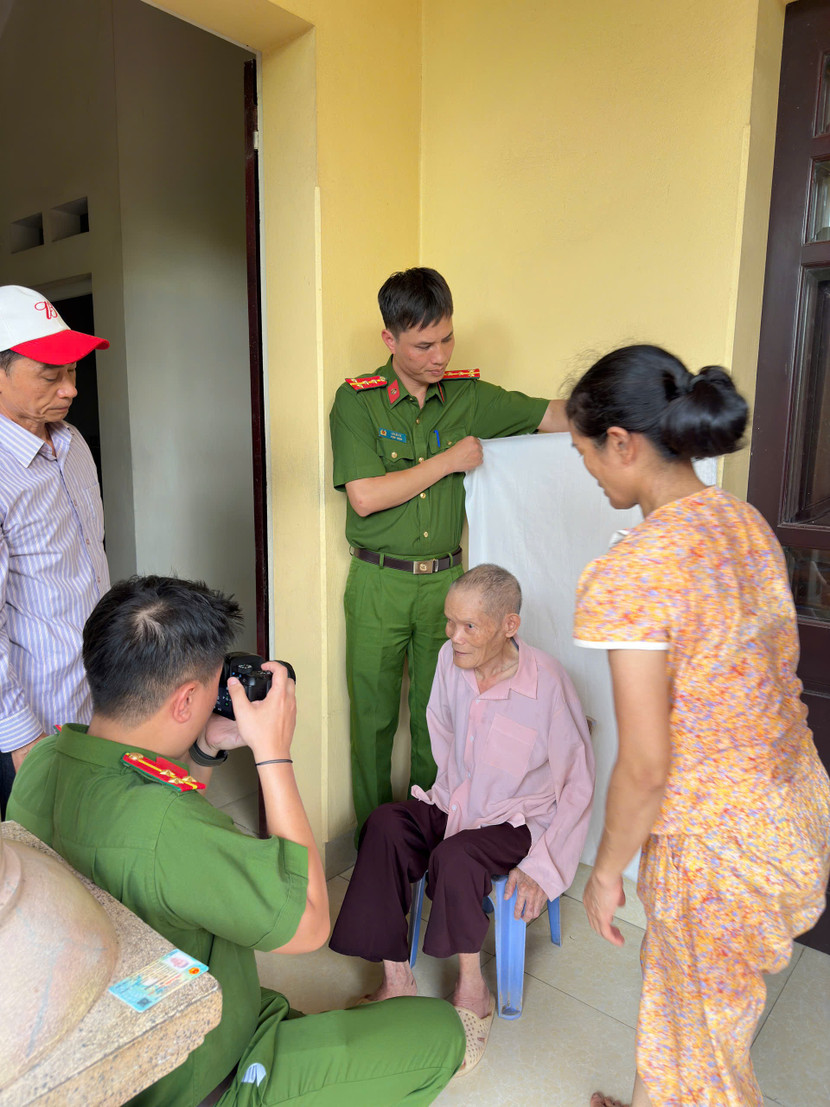 Lực lượng công an xã Tam Hưng làm thủ tục cho các Đảng viên tại gia đình... Lực lượng công an xã Tam Hưng làm thủ tục cho các Đảng viên tại gia đình...