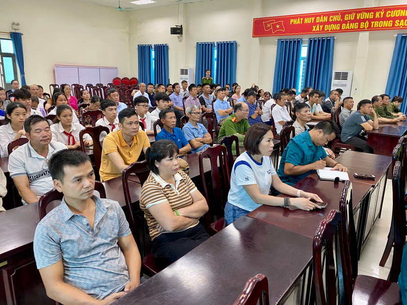 ...đại diện các phòng, ban, ngành, đoàn thể của xã; Ban Chỉ huy quân sự xã; Ban Giám hiệu các trường Mầm non, Tiểu học, Trung học Cơ sở; Trưởng thôn, Đội trưởng đội dân phòng các thôn; đại diện các hộ kinh doanh, doanh nghiệp và học sinh khối THCS trên địa bàn