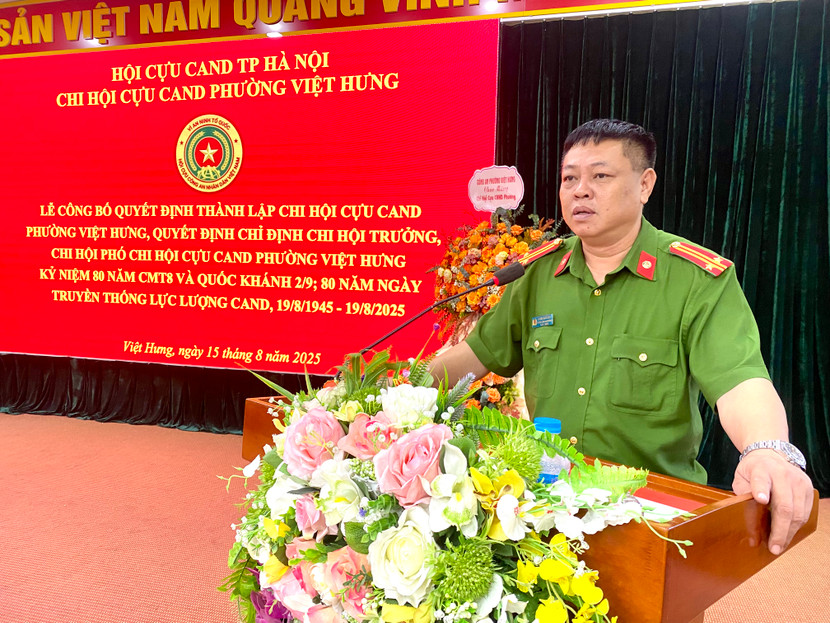 Trung tá Vương Quốc Huy, Trưởng Công an phường Việt Hưng phát biểu tại buổi lễ Trung tá Vương Quốc Huy, Trưởng Công an phường Việt Hưng phát biểu tại buổi lễ