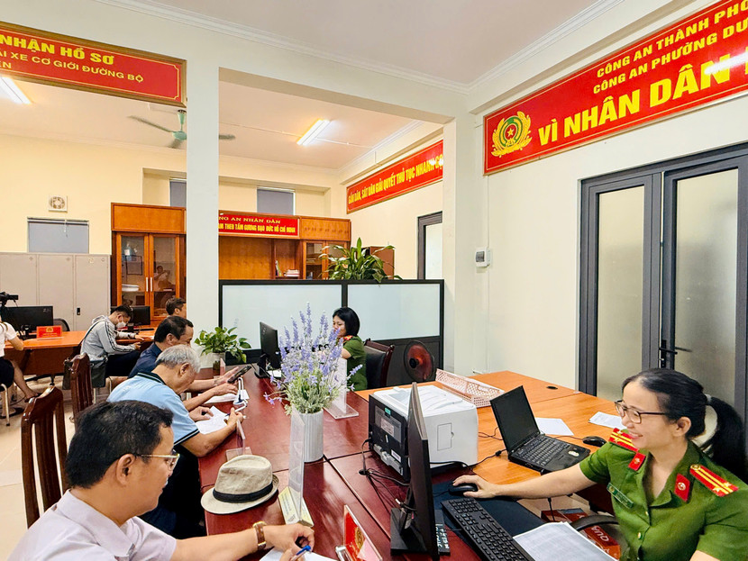 Sự chủ động, trách nhiệm và tinh thần phục vụ tận tụy chính là câu trả lời của Công an phường Dương Nội về nhiệm vụ phục vụ nhân dân