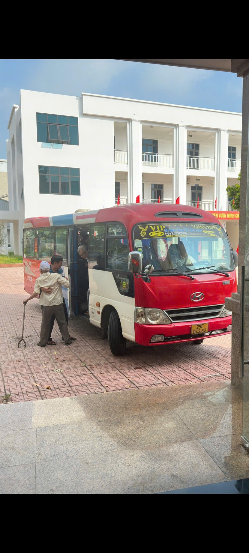 Hỗ trợ phương tiện di chuyển để các đảng viên hoàn tất hồ sơ Hỗ trợ phương tiện di chuyển để các đảng viên hoàn tất hồ sơ