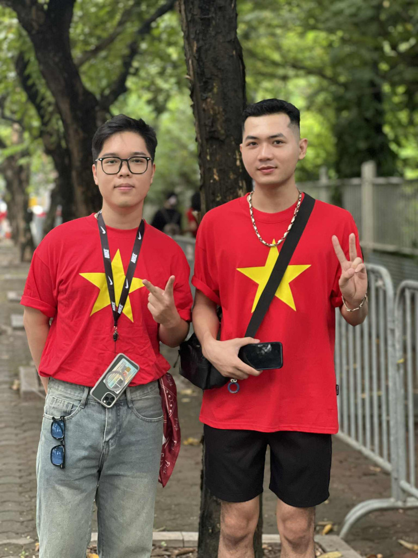 Bạn Lê Anh Giang, khán giả trẻ đến theo dõi chương trình trong sắc áo cờ đỏ sao vàng Bạn Lê Anh Giang, khán giả trẻ đến theo dõi chương trình trong sắc áo cờ đỏ sao vàng