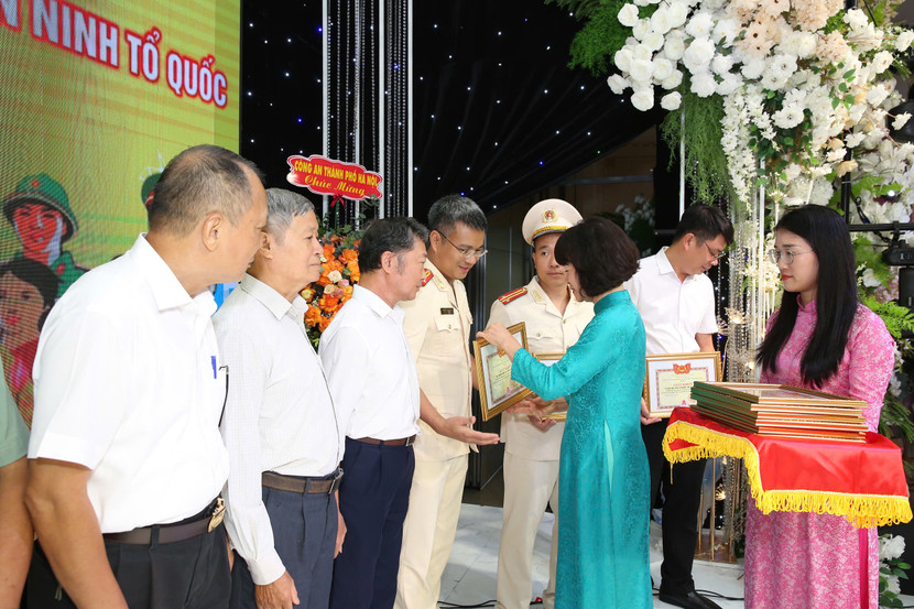 Đồng chí Vũ Thị Thành – Bí thư Đảng ủy, Chủ tịch HĐND phường trao thưởng cho các tập thể có thành tích xuất sắc Đồng chí Vũ Thị Thành – Bí thư Đảng ủy, Chủ tịch HĐND phường trao thưởng cho các tập thể có thành tích xuất sắc