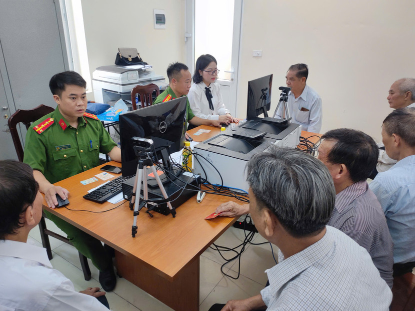 Cán bộ, chiến sĩ Công an xã Tam Hưng tập trung xử lý hồ sơ trong đợt cao điểm cấp thẻ Đảng viên mới. Cán bộ, chiến sĩ Công an xã Tam Hưng tập trung xử lý hồ sơ trong đợt cao điểm cấp thẻ Đảng viên mới.