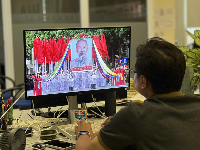 Anh Trần Việt Cường theo dõi chương trình qua nền tảng số Anh Trần Việt Cường theo dõi chương trình qua nền tảng số