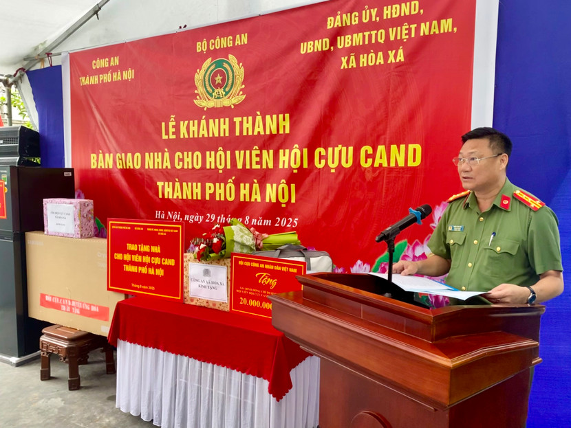 Đại tá Trần Văn Hóa, Trưởng phòng Công tác chính trị, CATP Hà Nội phát biểu tại buổi lễ