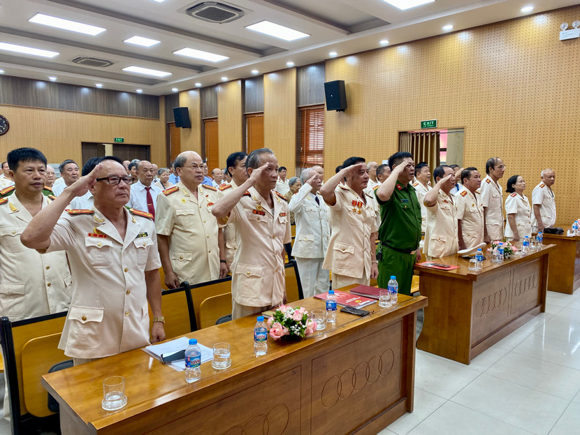 Các đại biểu thực hiện nghi lễ chào cờ Các đại biểu thực hiện nghi lễ chào cờ