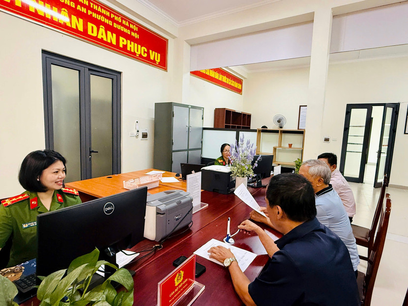 Khối lượng công việc gia tăng đáng kể sau hơn một tháng thực hiện mô hình chính quyền địa phương hai cấp, Công an phường Dương Nội vẫn đang nỗ lực không ngừng, đảm bảo công tác giải quyết thủ tục hành chính cho người dân được thông suốt và hiệu quả.