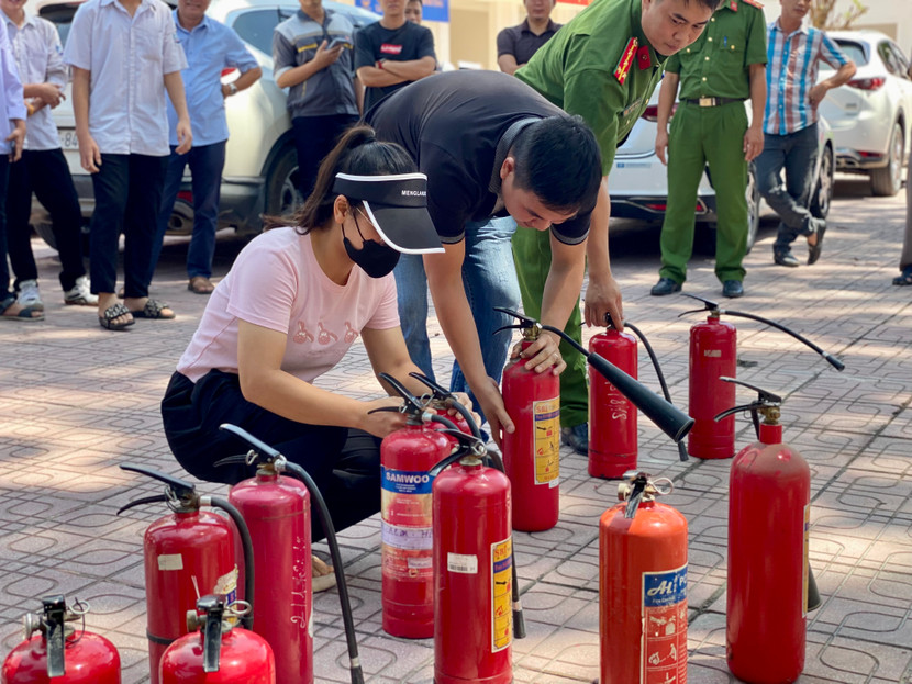 Thực hành các kỹ năng với bình bột, bình khí, lăng vòi chữa cháy