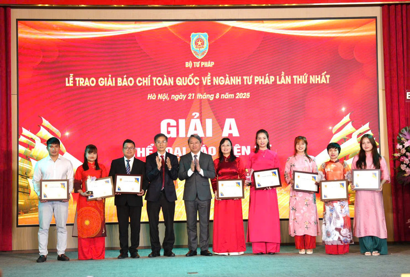 Ban tổ chức trao Giải A cho các nhóm tác giả