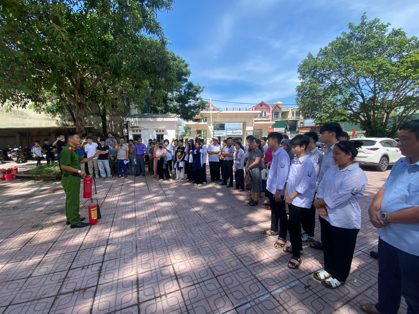 Nhận thức rõ tầm quan trọng của việc nâng cao kiến thức PCCC trong tình hình mới, Công an xã Tam Hưng đã kịp thời tham mưu cho cấp ủy, chính quyền địa phương tổ chức hội nghị tập huấn chuyên sâu về công tác này Nhận thức rõ tầm quan trọng của việc nâng cao kiến thức PCCC trong tình hình mới, Công an xã Tam Hưng đã kịp thời tham mưu cho cấp ủy, chính quyền địa phương tổ chức hội nghị tập huấn chuyên sâu về công tác này