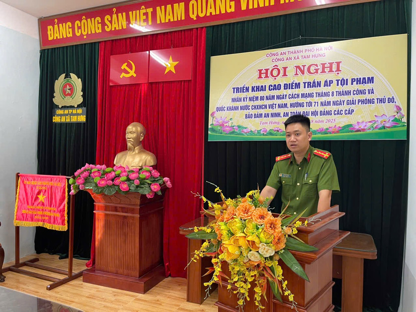 Đại uý Bùi Huy Bình, Trưởng Công an xã Tam Hưng phát biểu tại Hội nghị triển khai cao điểm trấn áp tội phạm Đại uý Bùi Huy Bình, Trưởng Công an xã Tam Hưng phát biểu tại Hội nghị triển khai cao điểm trấn áp tội phạm