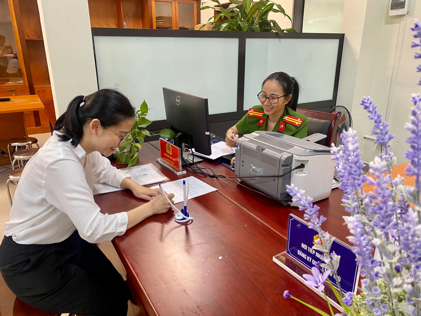 Chị Lê Thị Lý, công dân phường Dương Nội đến làm thủ tục hành chính tại Công an phường