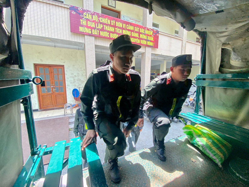 Với đầy đủ vũ khí, trang bị và khí tài hỗ trợ, các chiến sĩ Cảnh sát đặc nhiệm nhanh chóng ổn định vị trí trên xe chuyên dụng, bảo đảm tính cơ động và sẵn sàng tác chiến cao nhất