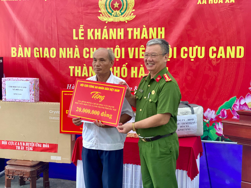 Đại tá Vũ Văn Hậu - Phó Chánh Văn phòng, Hội cựu CAND Việt Nam trao phần quà của hội đến đồng chí Dương Văn Mạnh