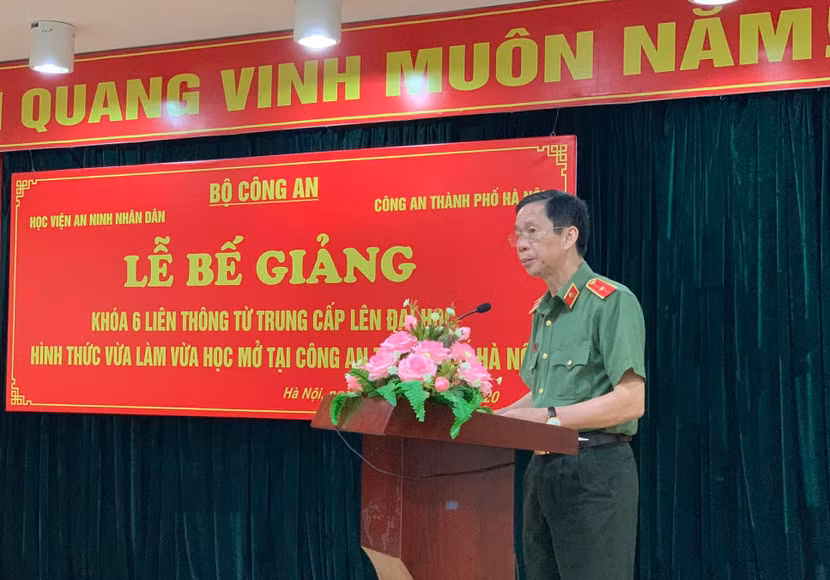 Thiếu tướng Trần Kim Hải - Phó Giám đốc Học viện An ninh nhân dân phát biểu tại lễ bế giảng