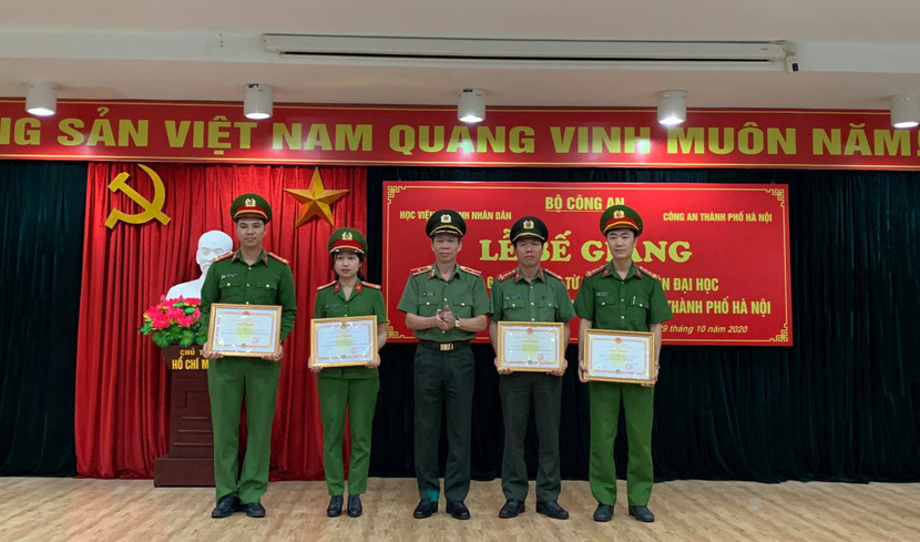 4 học viên có thành tích xuất sắc trong khóa học được khen thưởng