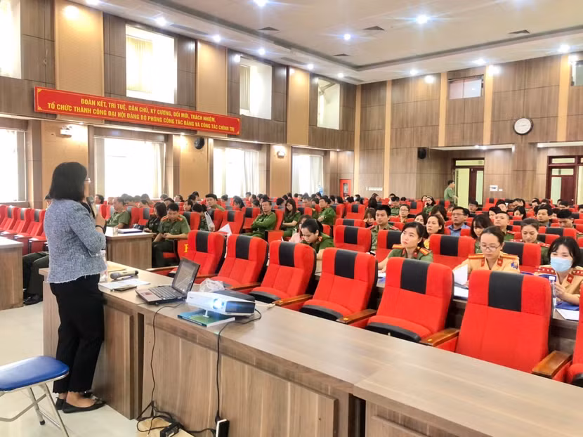 Báo cáo viên của lớp tập huấn trình bày các nội dung