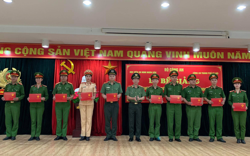 Phó Giám đốc Học viện An ninh nhân dân trao Bằng tốt nghiệp cho các học viên