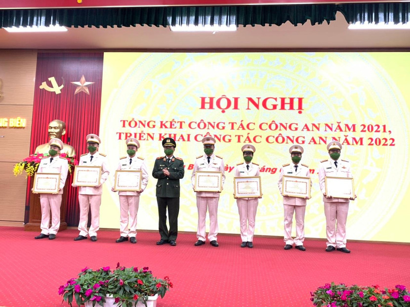 Thiếu tướng Đào Thanh Hải trao bằng khen của Bộ trưởng Bộ Công an cho các tập thể, cá nhân Công an quận Long Biên Thiếu tướng Đào Thanh Hải trao bằng khen của Bộ trưởng Bộ Công an cho các tập thể, cá nhân Công an quận Long Biên