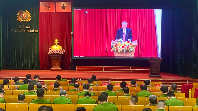 Đồng chí Nguyễn Hòa Bình, Ủy viên Bộ Chính trị, Phó Thủ tướng Thường trực Chính phủ, Chủ tịch Hội đồng tư vấn đặc xá phát biểu tại hội nghị