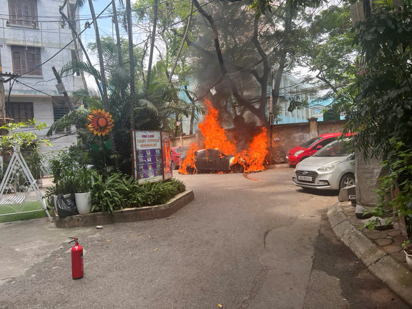 Chiếc xe bốc cháy dữ dội Chiếc xe bốc cháy dữ dội