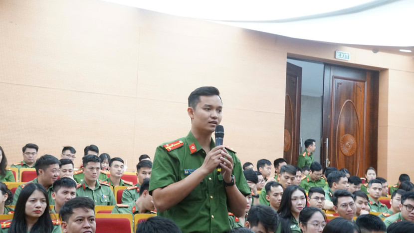 Công an phường Hà Đông đóng góp ý kiến tại diễn đàn