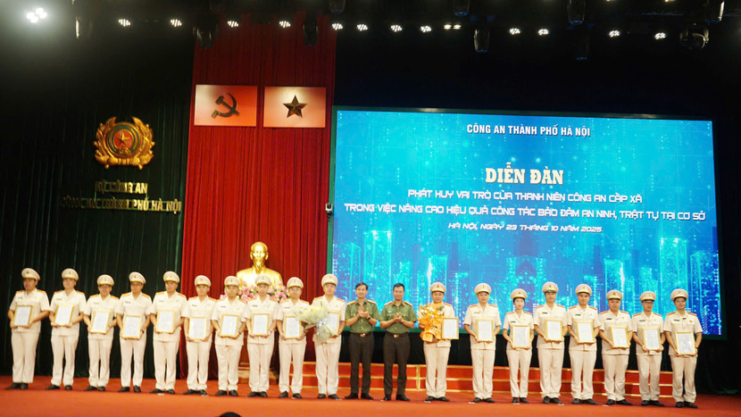 Lãnh đạo Ban Thanh niên - Bộ Công an, Ban Giám đốc CATP Hà Nội chúc mừng nhân sự Ban Thanh niên Công an thành phố