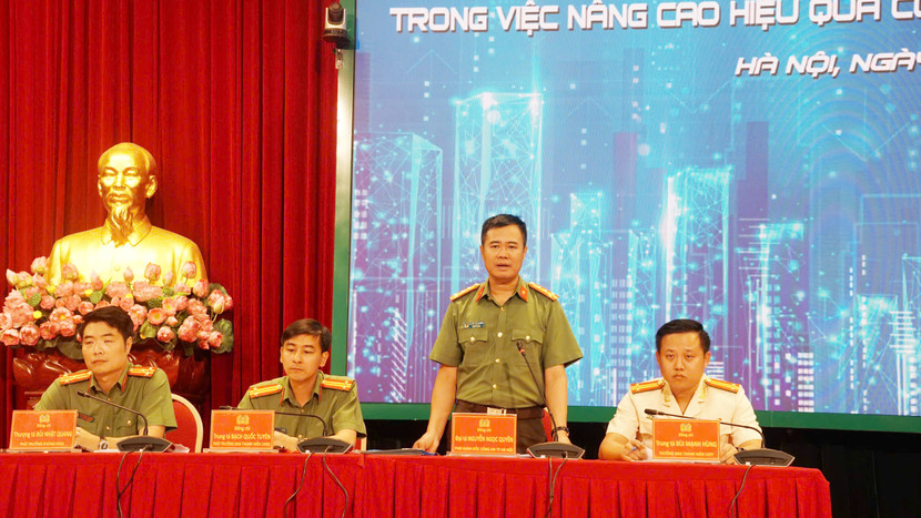 Đại tá Nguyễn Ngọc Quyền trực tiếp giải đáp các nội dung, vấn đề được đoàn viên thanh niên nêu