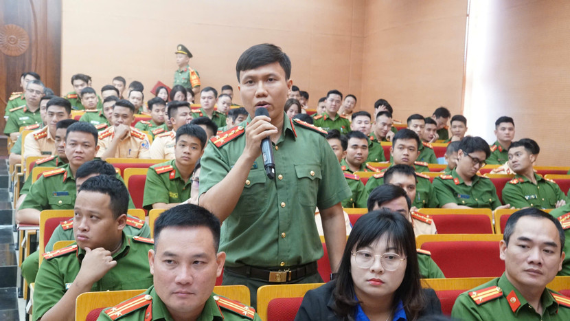 Đại diện tuổi trẻ Công an xã Phúc Thịnh, Hà Nội nêu các ý kiến tham luận