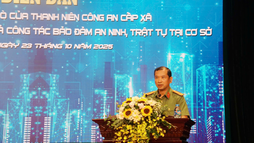 Đại diện các phòng nghiệp vụ CATP Hà Nội giải đáp từng vấn đề cụ thể tại diễn đàn...