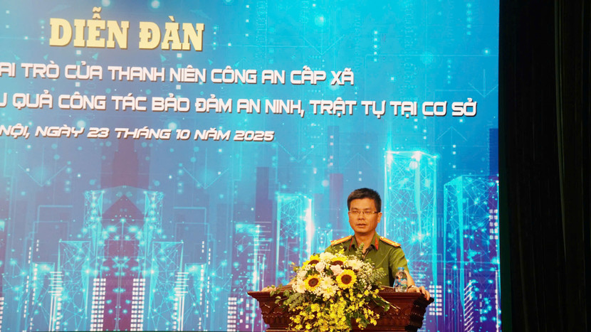 Đại diện các phòng nghiệp vụ CATP Hà Nội giải đáp từng vấn đề tại diễn đàn...