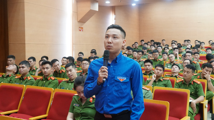 Đại diện Đoàn thanh niên phường Hoàn Kiếm phát biểu