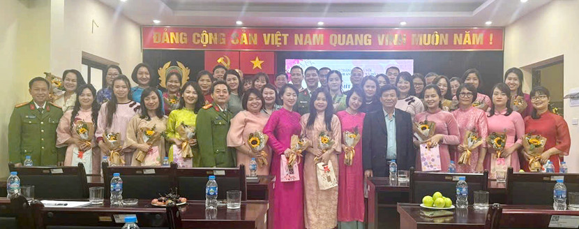 Ban chỉ huy Phòng, Hội Phụ nữ Cảnh sát Thi hành án hình sự và hỗ trợ tư pháp chụp ảnh lưu niệm tại buổi lễ