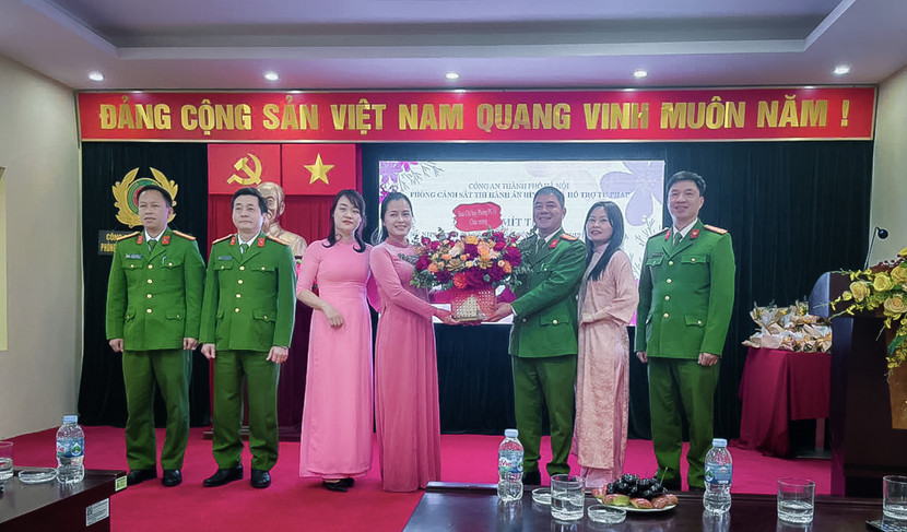 Thượng tá Giáp Thành Trung cùng các đồng chí trong Đảng ủy - Ban chỉ huy tặng hoa chúc mừng Hội Phụ nữ