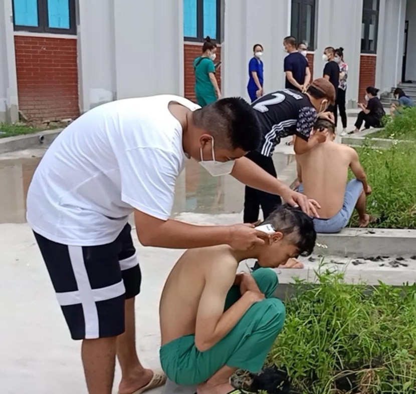 Các y bác sỹ Công an nhân dân tự "xuống tóc" để giảm bớt nóng nực