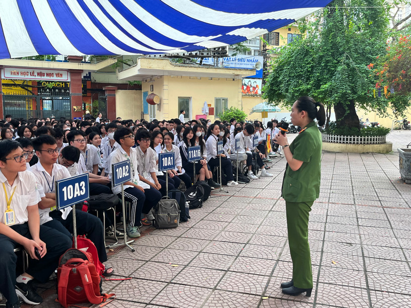 Báo cáo viên Thiếu tá Đỗ Thị Huyền Trang, cán bộ Đội Quản lý hành chính về trật tự xã hội Công an quận Đống Đa
