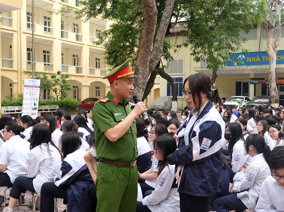 Báo cáo viên Nguyễn Đình Long, Công an phường Thịnh Quang báo cáo về nội dung Luật căn cước