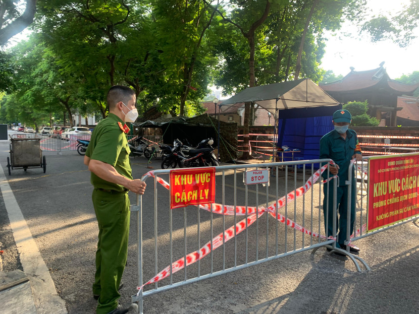 Lực lượng chức năng quận Đống Đa chuẩn bị dỡ phong toả tại phường Văn Miếu Lực lượng chức năng quận Đống Đa chuẩn bị dỡ phong toả tại phường Văn Miếu