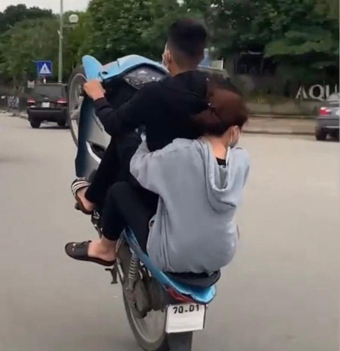 Nam thanh niên chở bạn gái bốc đầu xe máy Nam thanh niên chở bạn gái bốc đầu xe máy