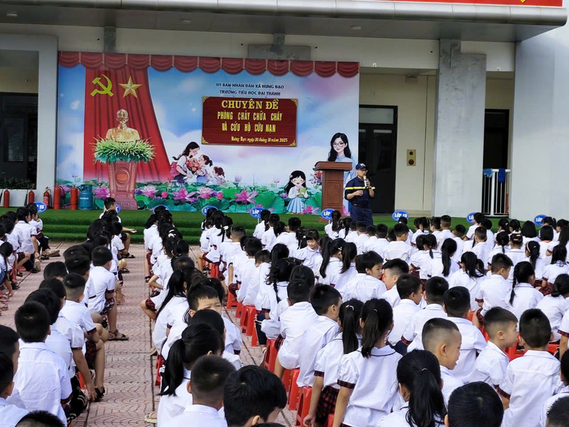 Cán bộ Đội chữa cháy và cứu nạn, cứu hộ khu vực số 29 tuyên truyền phổ biến kiến thức về phòng cháy, chữa cháy cho học sinh...