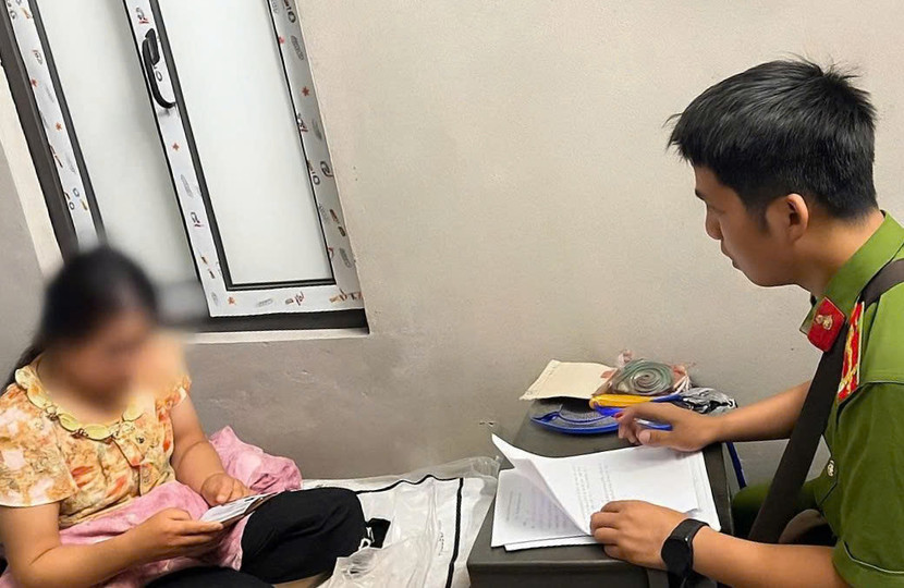 Công an xã Phượng Dực tuyên truyền giải thích cho chị D về thủ đoạn lừa đảo của các đối tượng