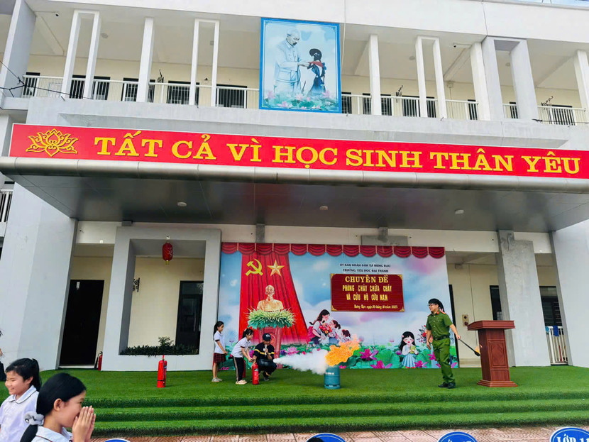 Cán bộ Đội chữa cháy và cứu nạn, cứu hộ khu vực số 29 hướng dẫn giáo viên, học sinh thực hành chữa cháy