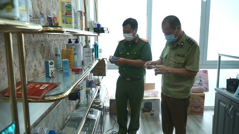 Lực lượng chức năng kiểm tra một số cơ sở bán hàng qua mạng xã hội