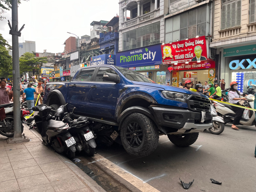 Nhiều xe máy bị kéo lê hàng chục mét