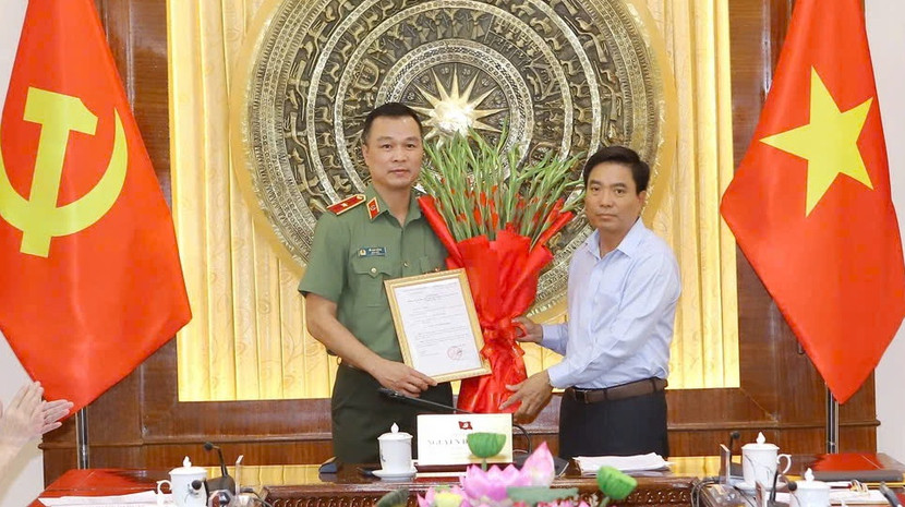 Đồng chí Nguyễn Doãn Anh, Bí thư Tỉnh ủy Thanh Hóa trao Quyết định của Ban Bí thư Trung ương Đảng và tặng hoa chúc mừng đồng chí Tô Anh Dũng (Ảnh Minh Hiếu) Đồng chí Nguyễn Doãn Anh, Bí thư Tỉnh ủy Thanh Hóa trao Quyết định của Ban Bí thư Trung ương Đảng và tặng hoa chúc mừng đồng chí Tô Anh Dũng (Ảnh Minh Hiếu)