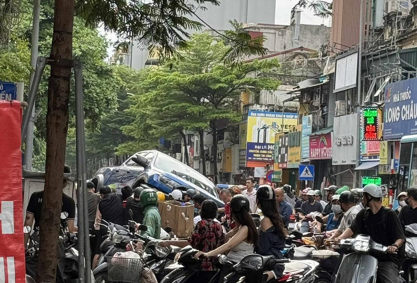 Vụ tai nạn giao thông xảy ra vào chiều 23-7 tại phố Khâm Thiên Vụ tai nạn giao thông xảy ra vào chiều 23-7 tại phố Khâm Thiên