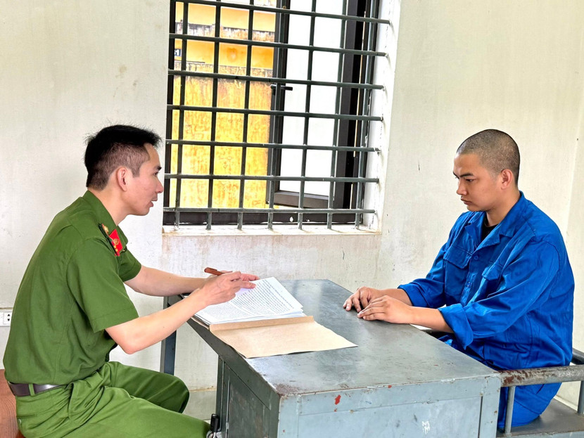 Cơ quan công an tiến hành lấy lời khai của đối tượng Nguyễn Quang Mạnh Cơ quan công an tiến hành lấy lời khai của đối tượng Nguyễn Quang Mạnh