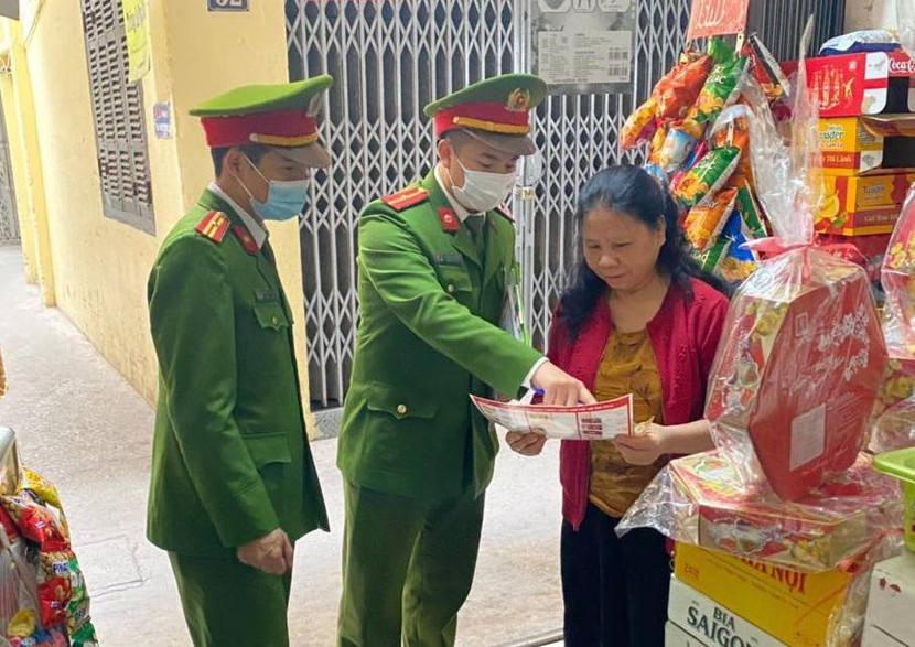 Cảnh sát PCCC quận Đống Đa phối hợp Công an phường đi tuyên truyền tại nhà dân Cảnh sát PCCC quận Đống Đa phối hợp Công an phường đi tuyên truyền tại nhà dân